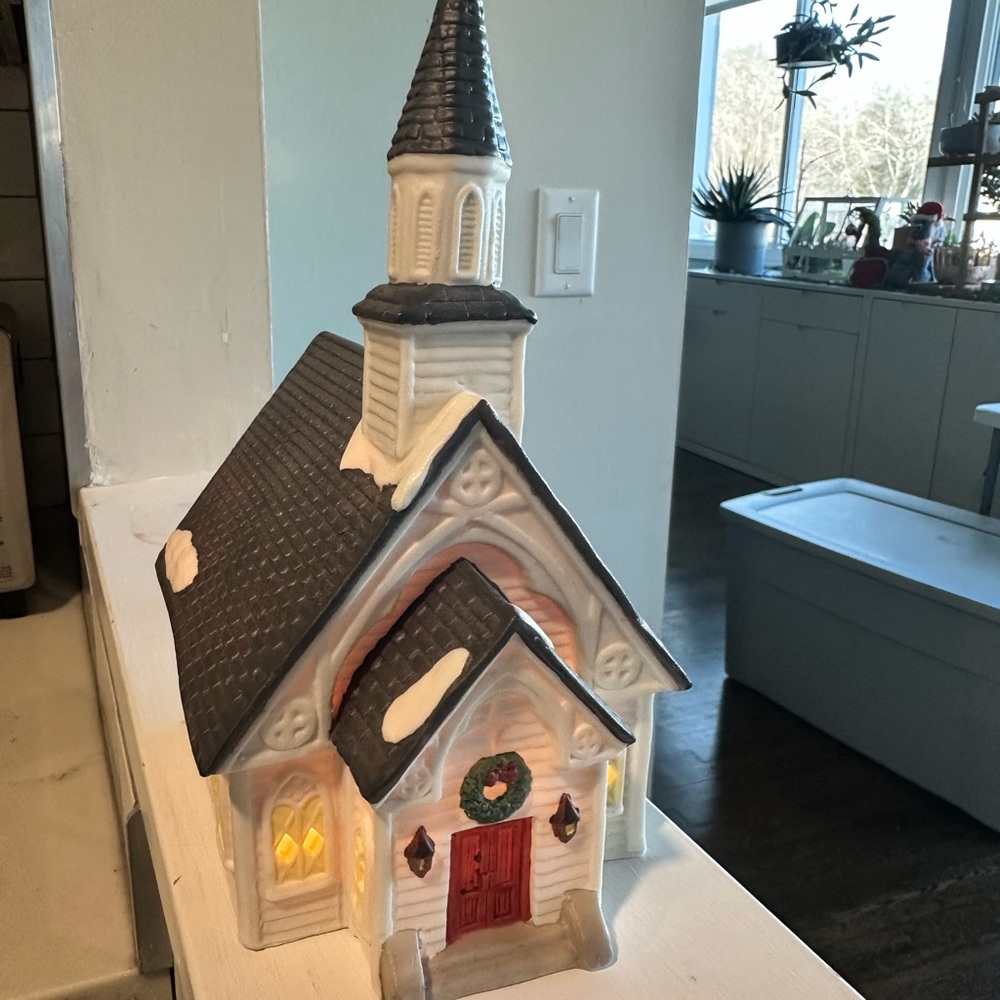 Heartland Valley Village Porcelain Lighted House Chapel Church figure